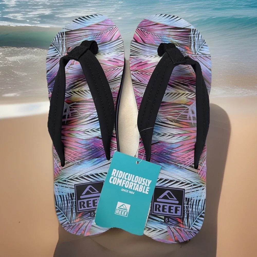 NWT Reef Kid's AHI‎ Flip Flop Size 5 Palm Fronds Tropical Purple Pink Blue Logo
